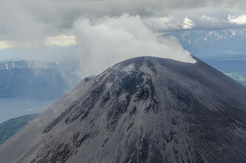 Rusia - Kamchatka - volcán Karymsky 1486 metros - imagen aérea
