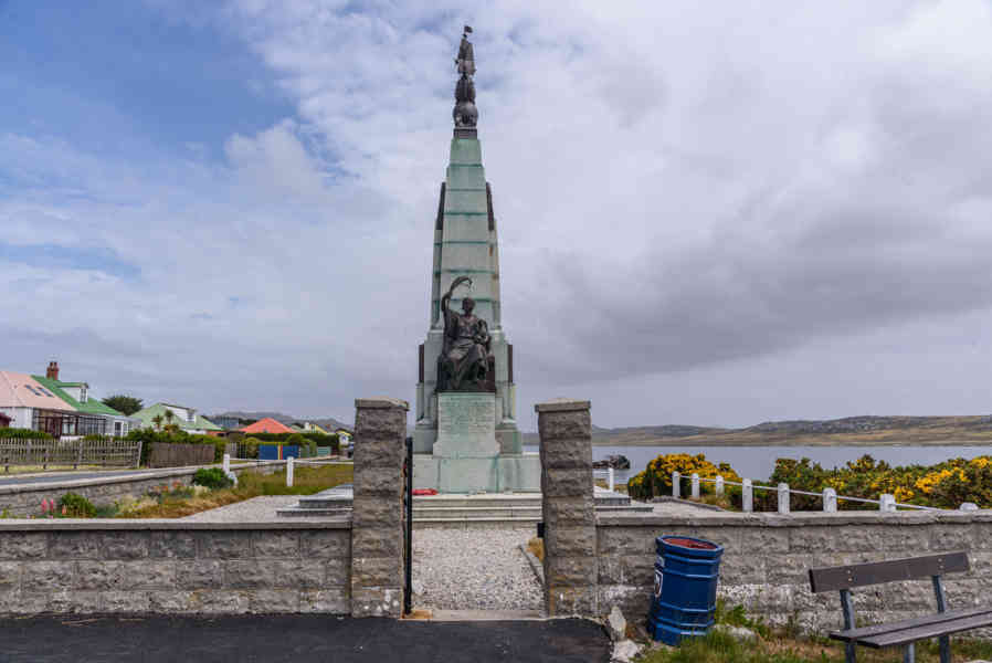 11 - Islas Falkland o Malvinas - Port Stanley - monumento en conmemoración batalla de las Falkland 1914