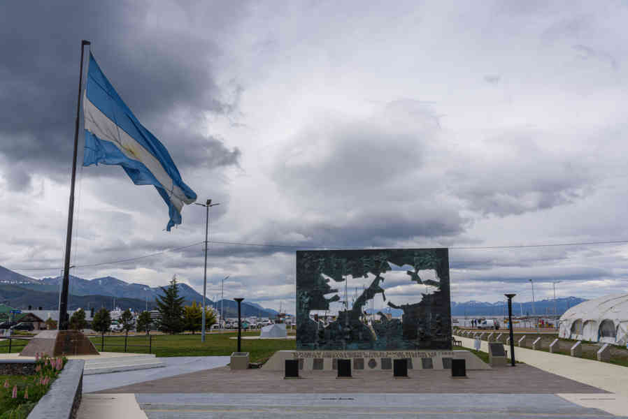 03 - Ushuaia - Argentina - plaza Islas Malvinas - y monumento a los Caídos