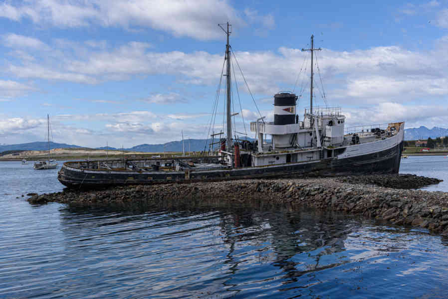 04 - Ushuaia - Argentina - puerto - antiguo remolcador Saint Christopher