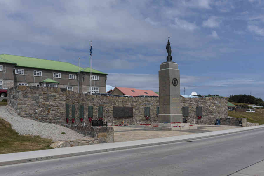 10 - Islas Falkland o Malvinas - Port Stanley - monumento a la Liberación